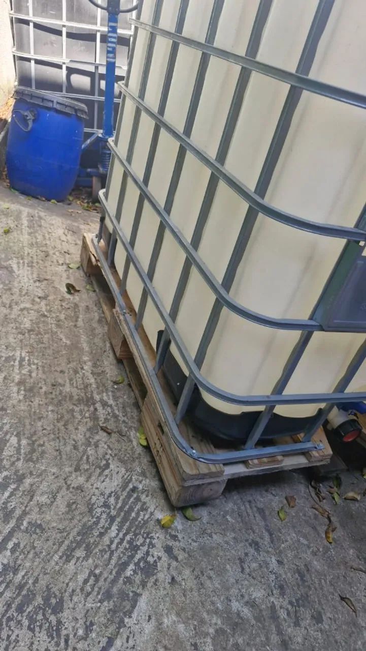 Isotanque container Ibc 1000 litros usados base de madeira  - Foto 3