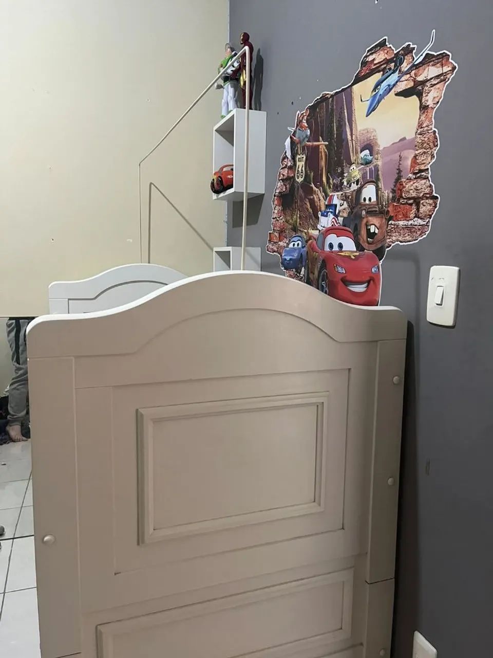 Berço madeira macica americano estilo clássico, com acabamento em laca pérolas. - Foto 2