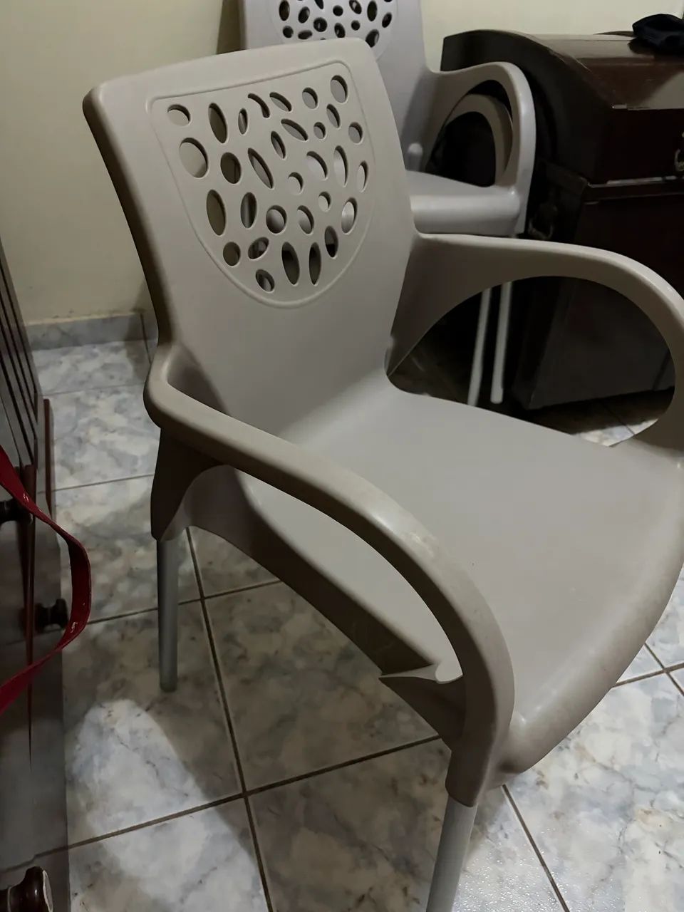 Cadeira de plástico premium com pés de alumínio - Foto 3