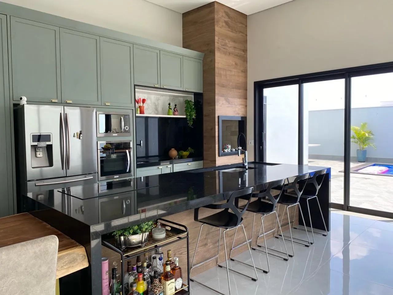 CASA À VENDA COM 3 SUÍTES - CONDOMÍNIO MANACÁ