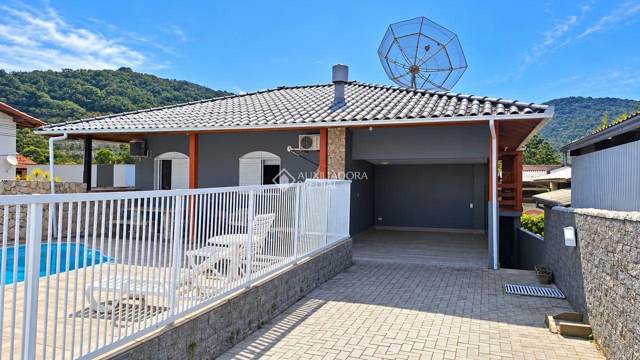 Casa com 4 quartos e 260m² à venda em Rio Tavares, Florianópolis.