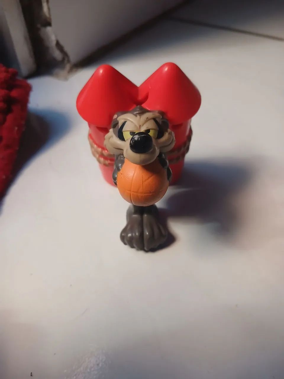 Boneco de plástico jogando basquete 