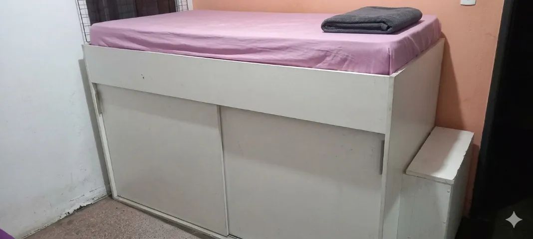 Cama de solteiro com armário