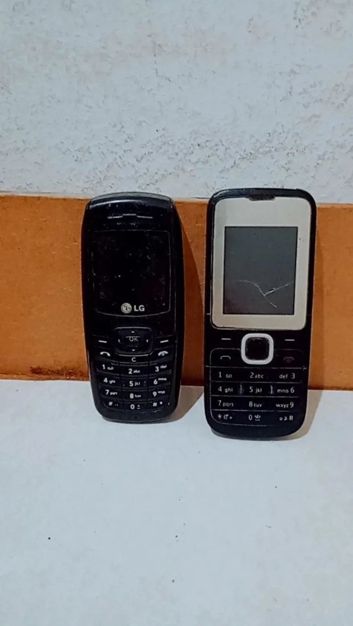 Celular LG e um Nokia antigo 