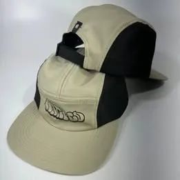 BONÉ FIVE PANEL TURFE CAQUI/PRETO