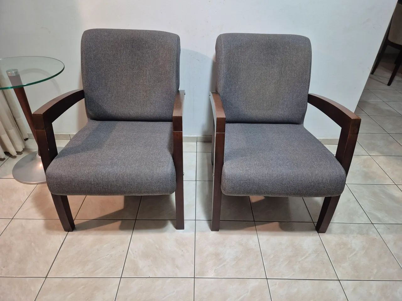 Sofá dois lugares e duas poltronas  - Foto 3