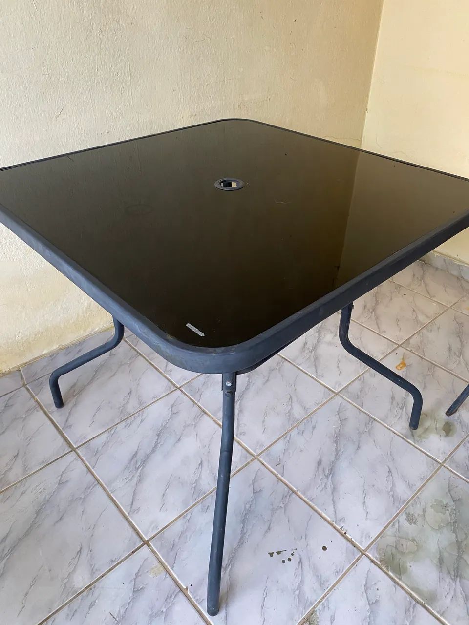 Mesa de piscina com entrada pra guarda sol 