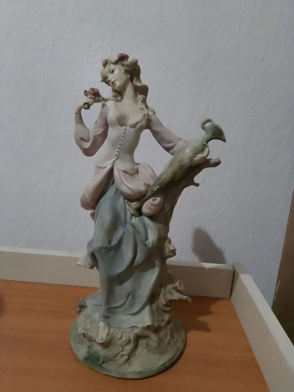 Estatueta de resina linda 