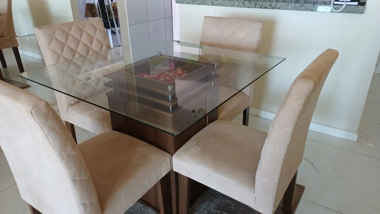 Mesa com 4 cadeiras