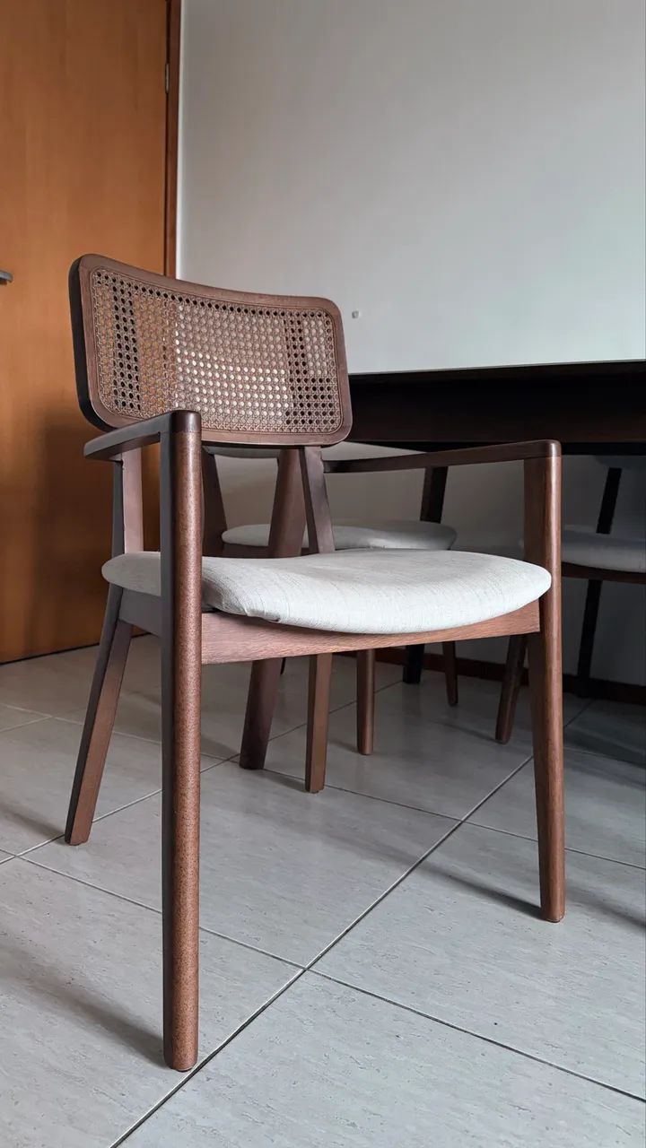 Mesa em madeira com tampo de vidro com 6 cadeiras - Foto 3