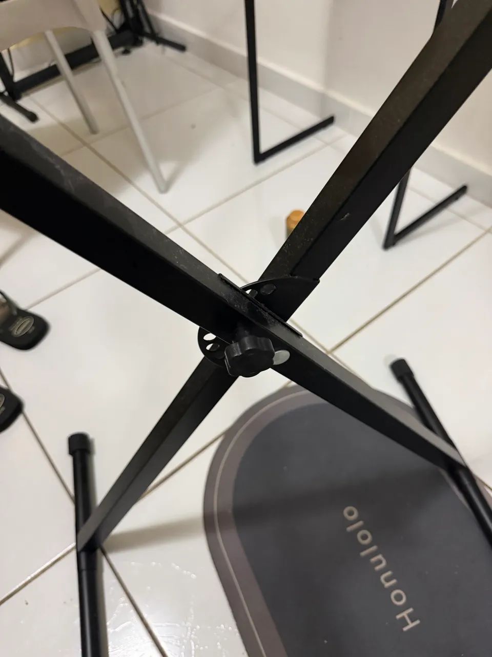 Estante de teclado, leve e prática 