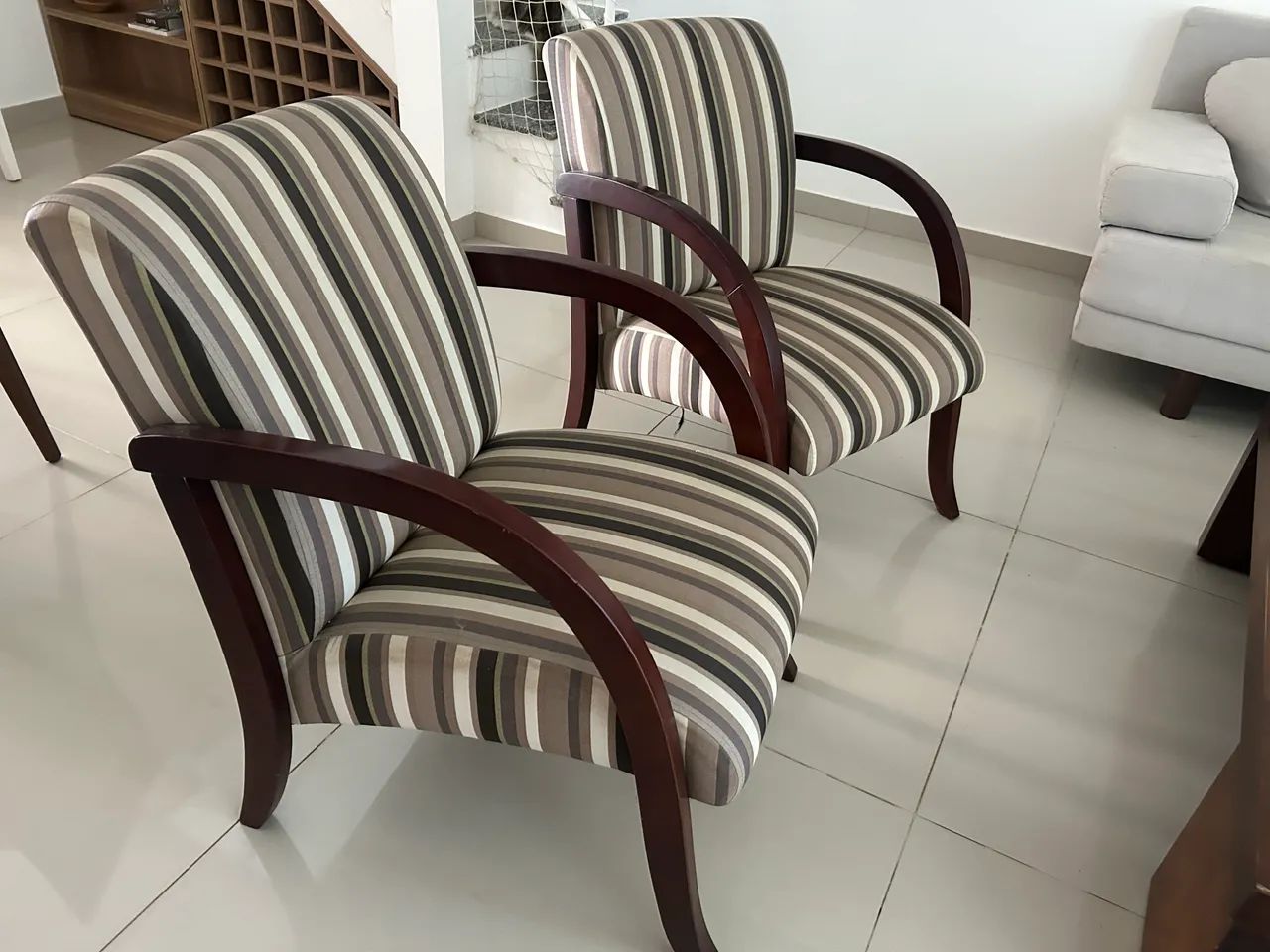 Dupla de poltronas estofadas em madeira - Foto 2