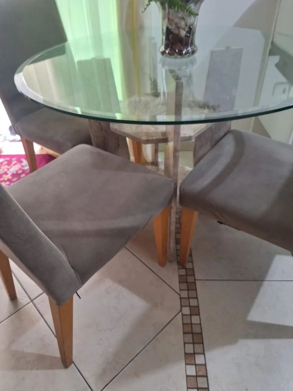 mesa de vidro com suporte em marmore e tres cadeiras  em perfeito estado  - Foto 3