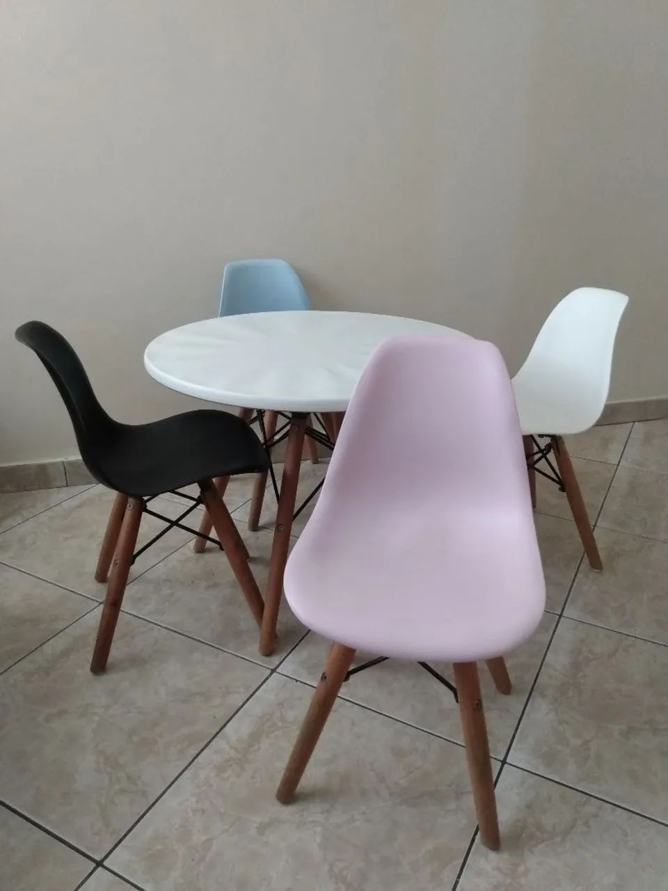 Mesa Infantil e Cadeiras Eames - Foto 4