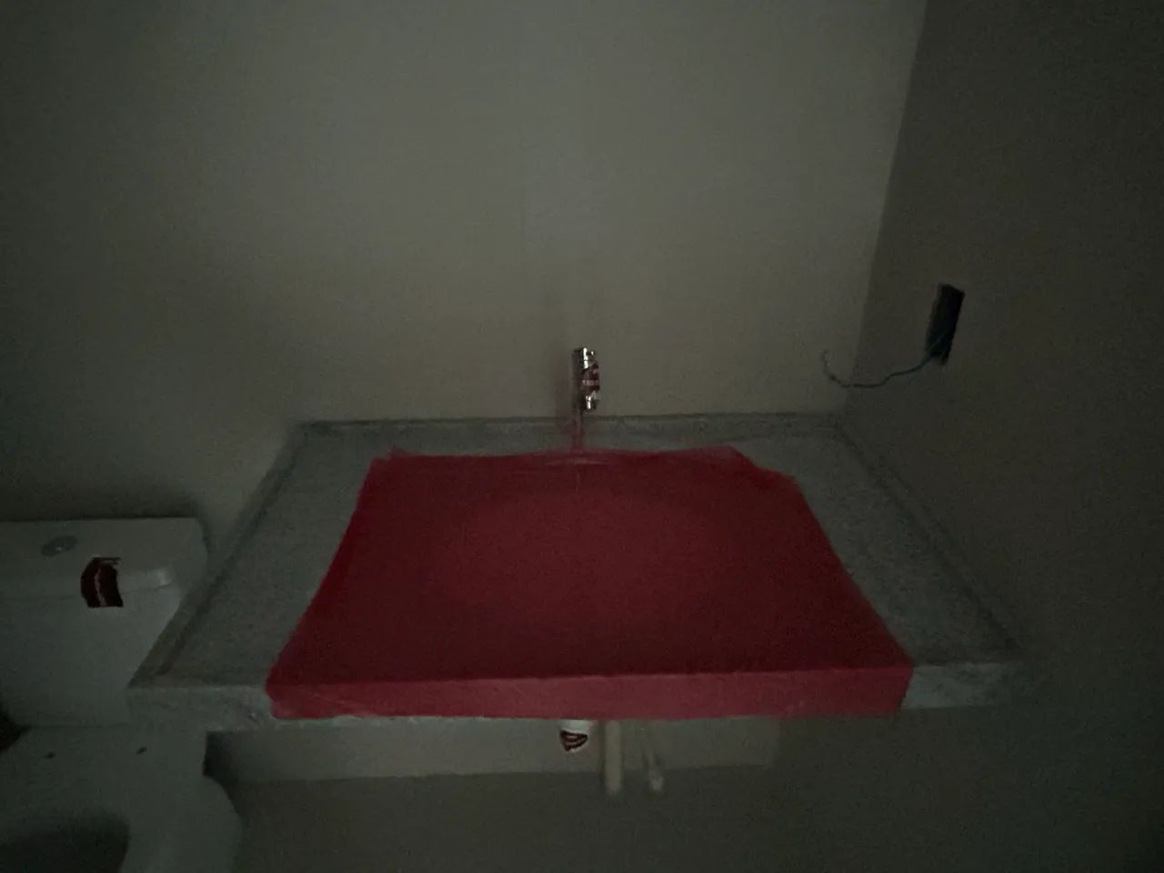 Vendo pia em granito com a Cuba e torneira - Foto 3