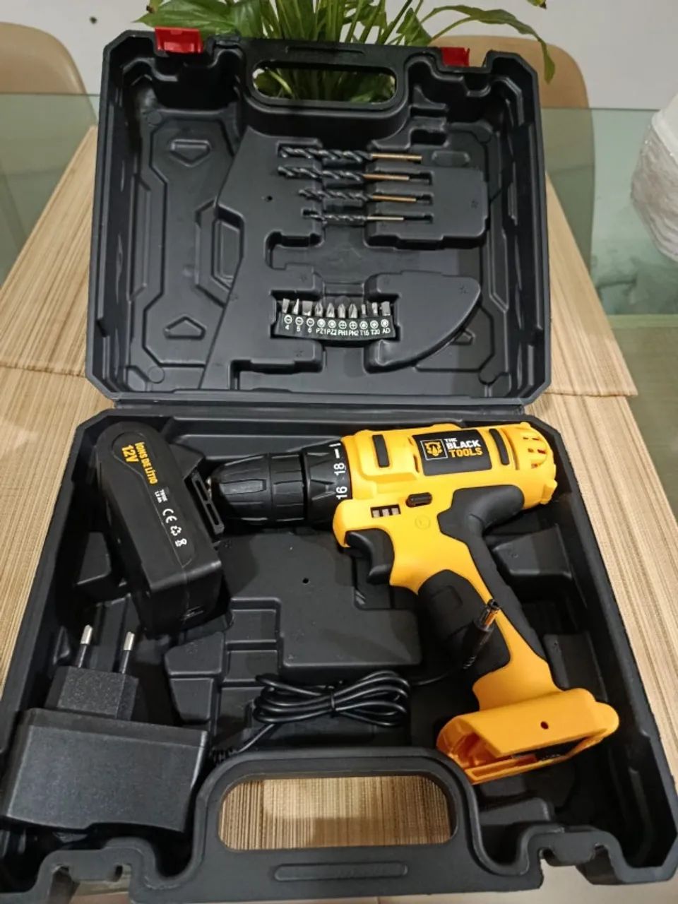 Resolva Tudo em Casa! Parafusadeira 12V + Maleta e Entrega Grátis*