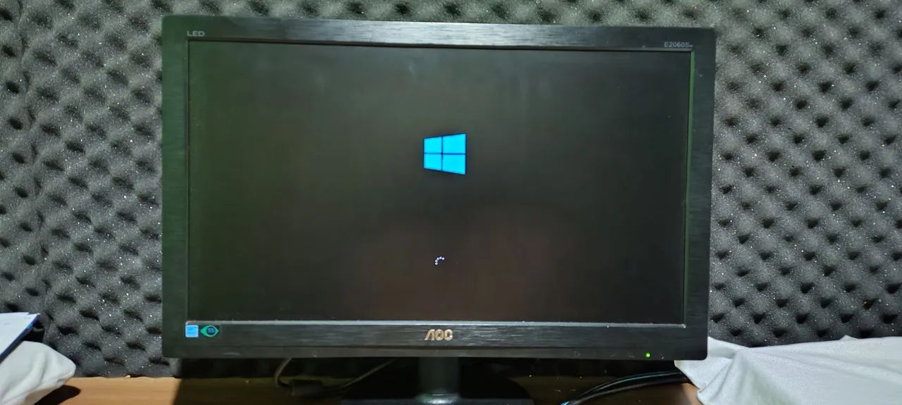 Monitor 20 polegadas AOC  não e HDMI somente VGA 