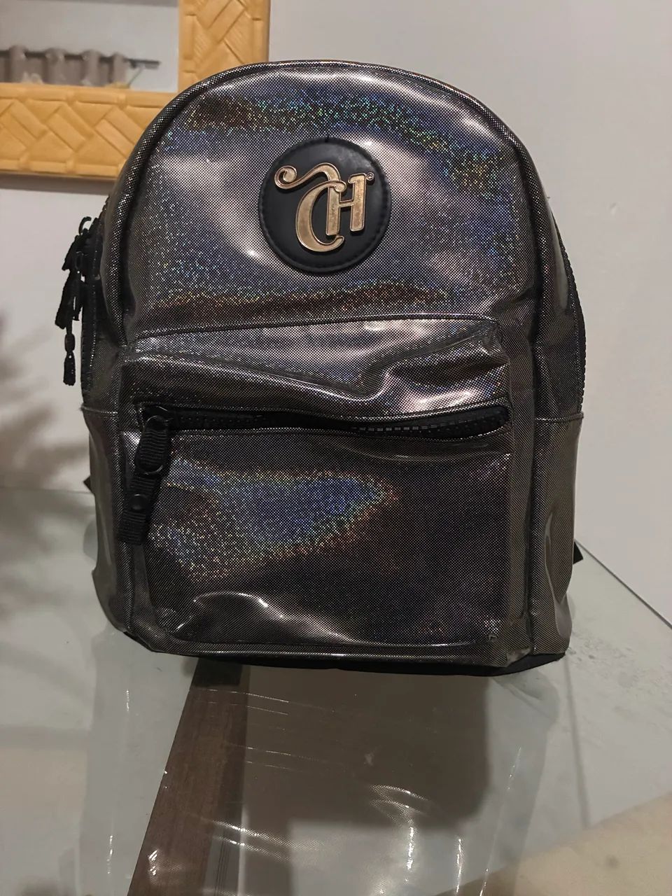Mini bag holográfica da Capricho com a Sestini