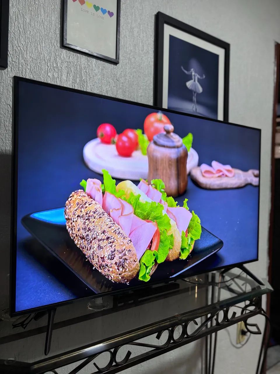 Smart tv Samsung 43 polegadas 3 em 1, sistema Tizem 4k , borda infinita, controle solar. - Foto 5