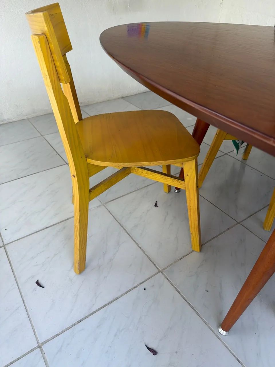 Mesa de madeira com 4 cadeiras  - Foto 3