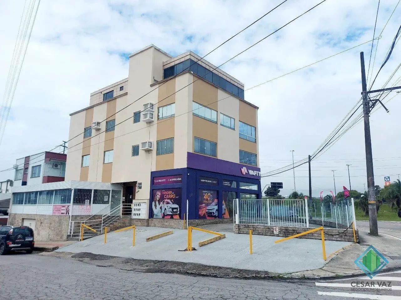 Prédio comercial e residencial no bairro Capoeiras