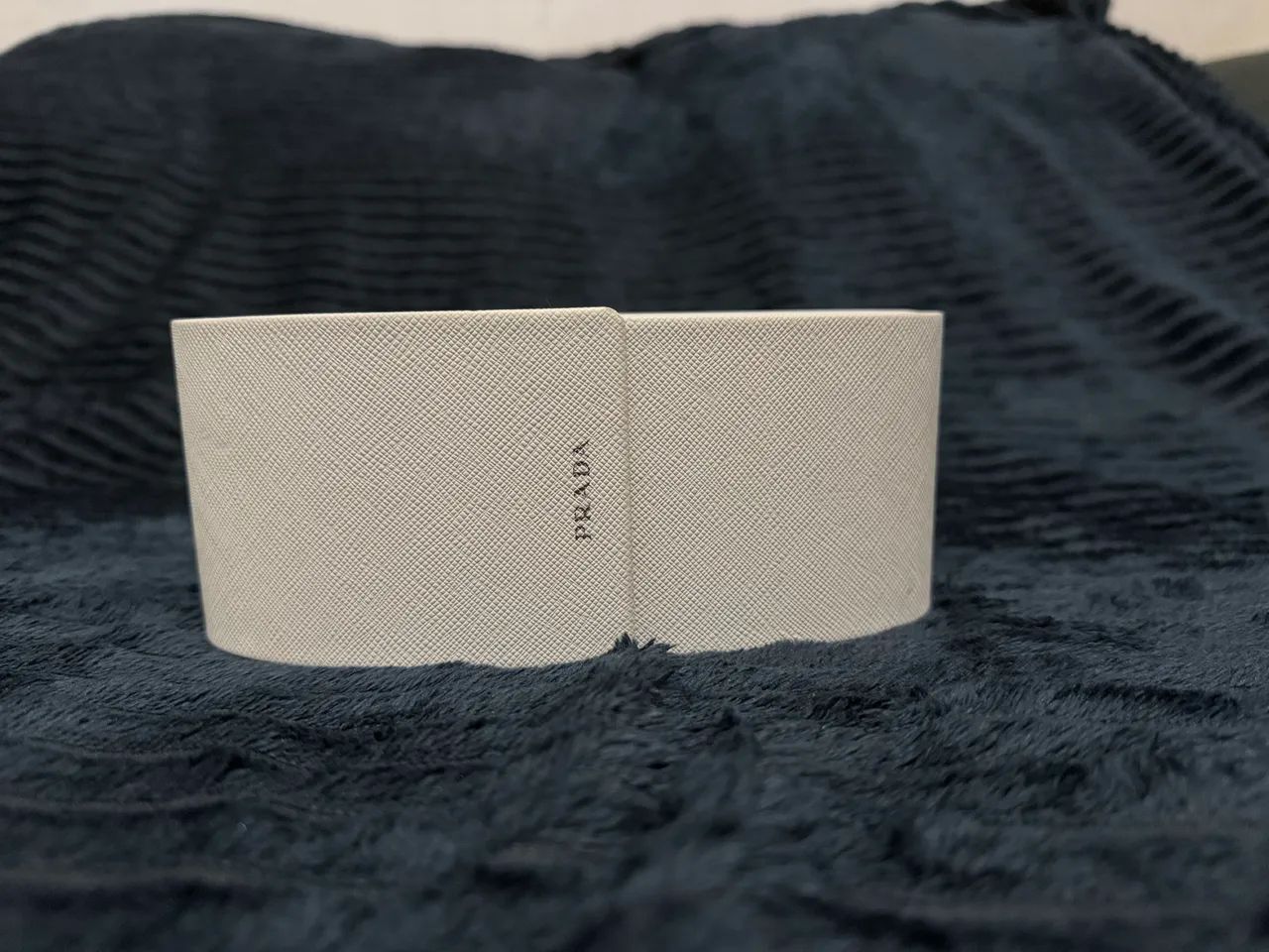 Óculos modelo icônico da Prada, especificamente da linha Symbole.