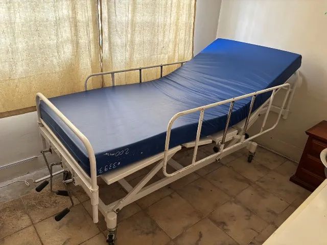 Cama Hospitalar Manual 3 Manivelas com Grades e Colchão - Foto 2
