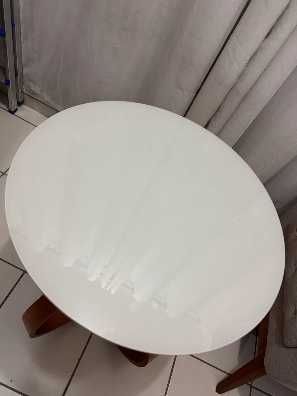 Mesa Lateral Redonda Off White com Base em Madeira - Foto 4