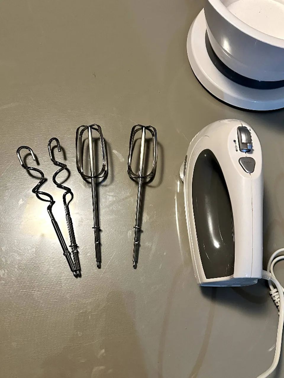 Batedeira De Mao Oster 2610 6 Velocidades 250w 110v Branca - Foto 4