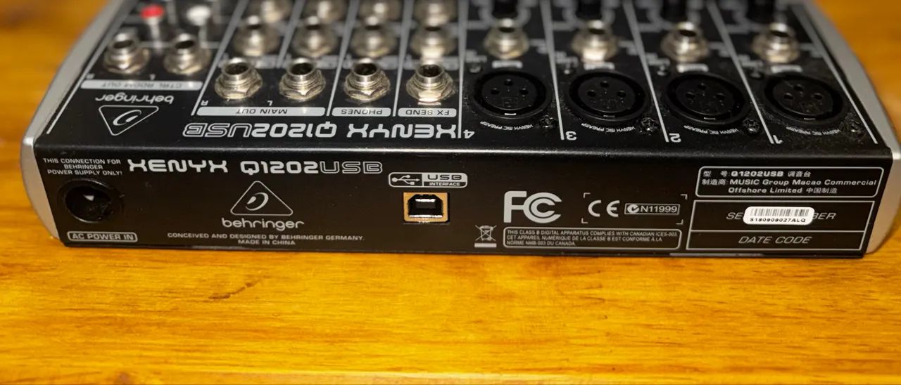 Mesa Behringer Xenyx Q1202 USB - 127V - Foto 4