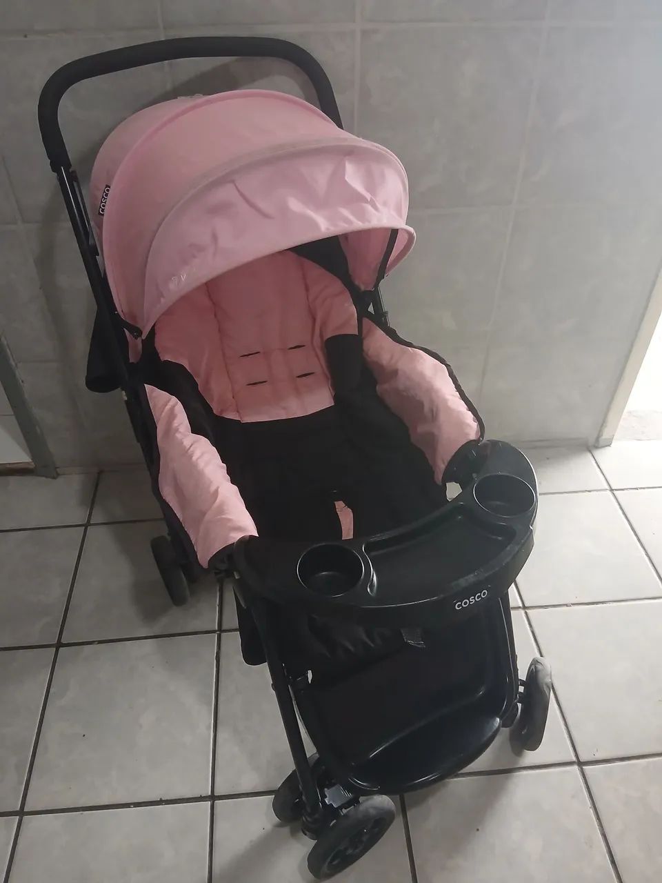Vendo carrinho com bebe conforto 