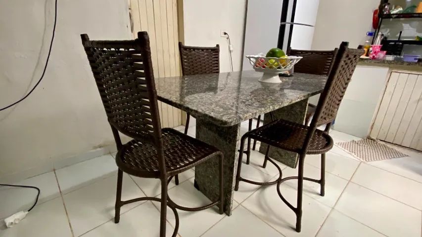 Mesa de jantar retangular de mármore + 4 cedeiras