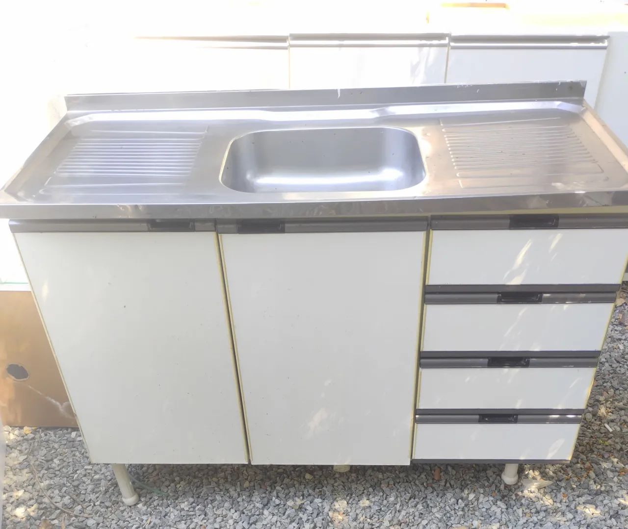 Pia de cozinha tem q arrumar os pezinhos