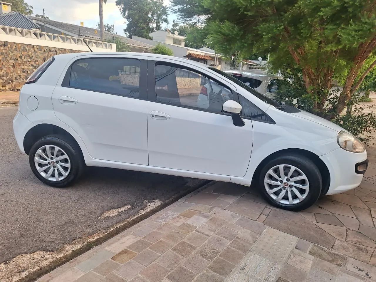 Fiat Punto Attractive 1.4 Fire Flex 8V 5P 2013 - Foto 2