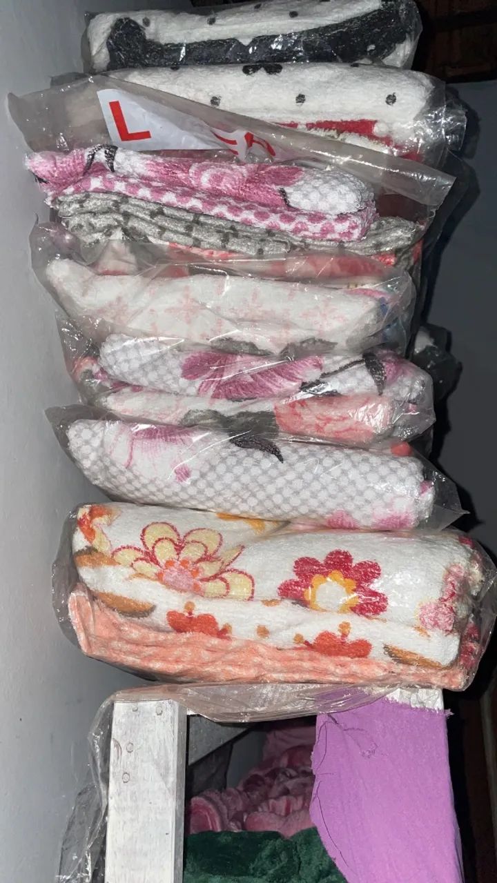 Cama mesa e banho 