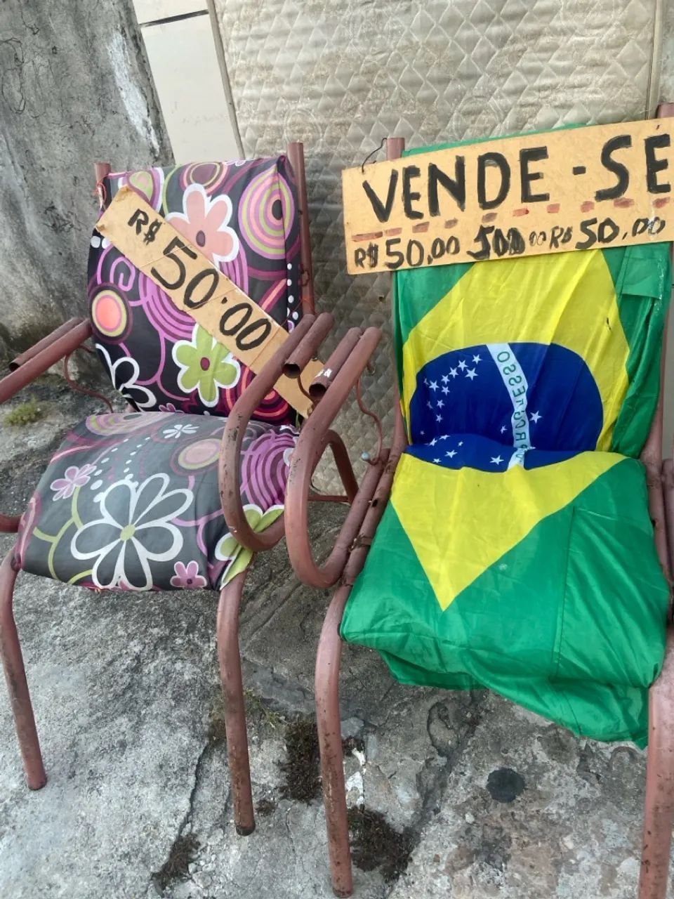 Vendo 2 cadeiras de ferro com estofado tipo dê varanda 