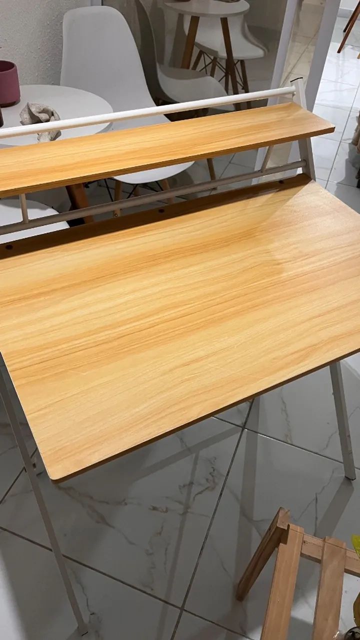 Mesa escrivaninha compacta e funcional