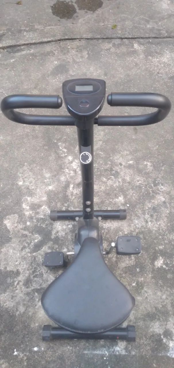 Bicicleta ergométrica vertical da marca Gallant, modelo Trainer.