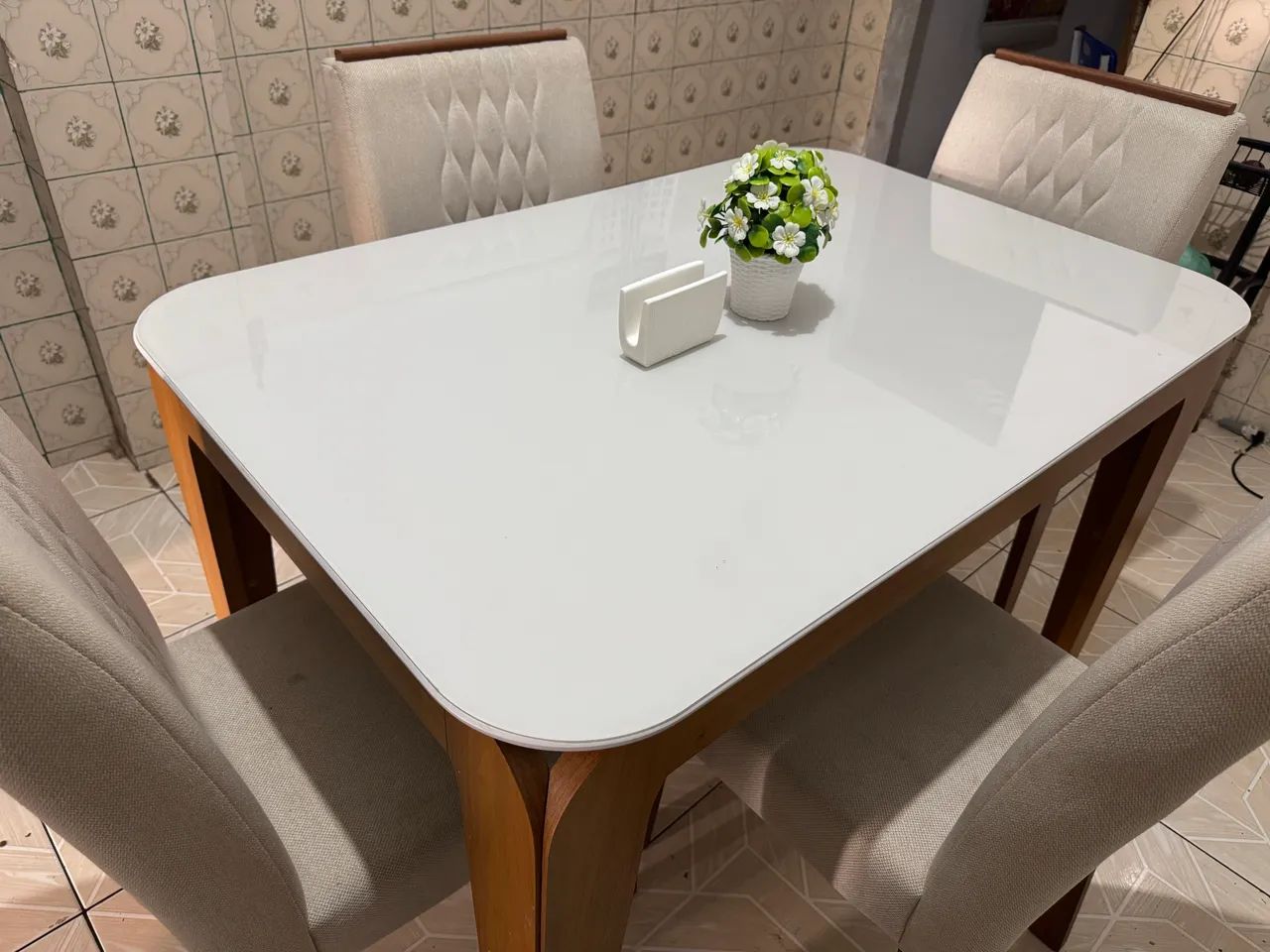 Vendo essa linda mesa com cadeiras confortáveis e modernas.