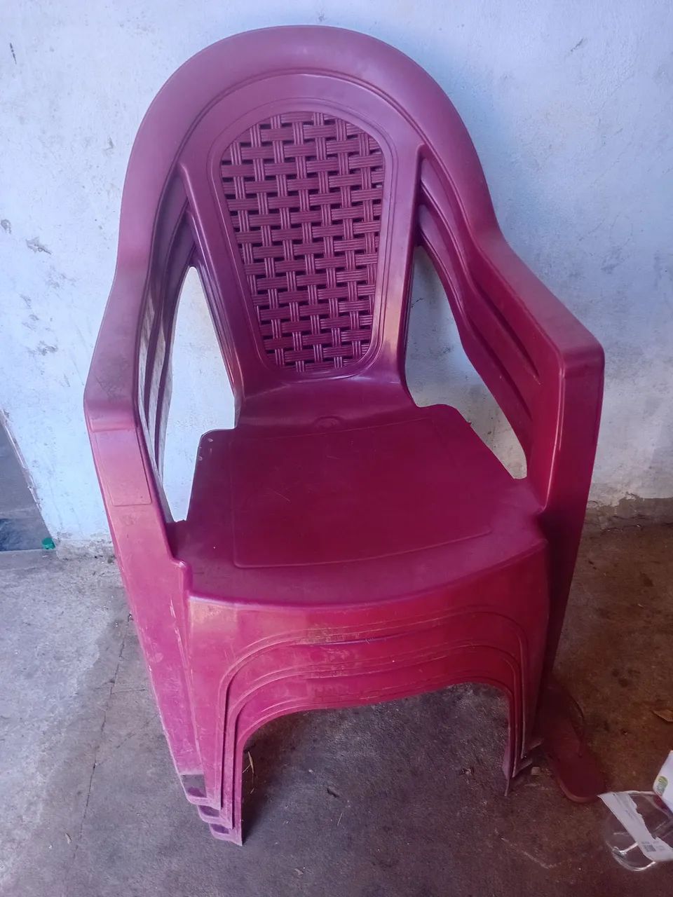 4 cadeiras de plástico vermelhas  - Foto 3