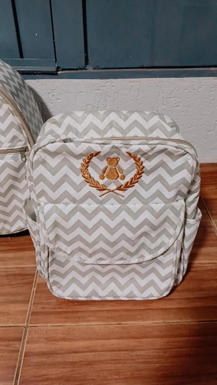 Vendo Kit Bolsa Maternidade Chevron Completo + Suporte Com Rodinhas - Com Pequenas Avarias - Foto 2