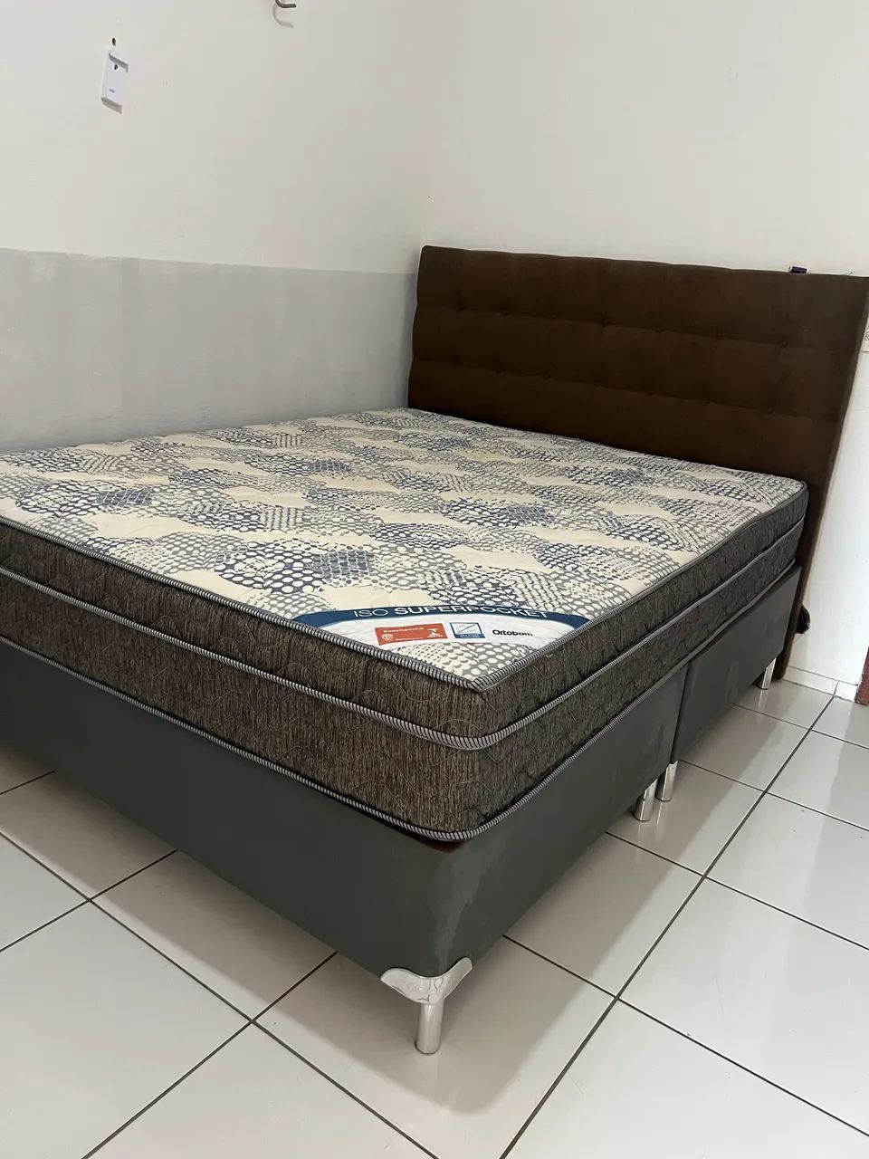 Cama seminova queen Ortobom 
