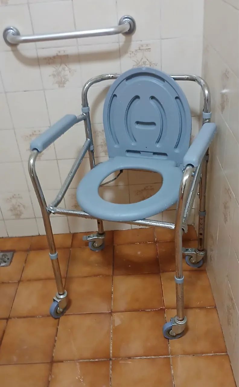 Cadeira higiênica para idoso  - Foto 2