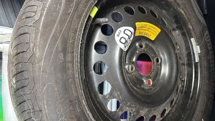 Vendo pneu pneu 205/60 R, Continetal com Aro 16. 