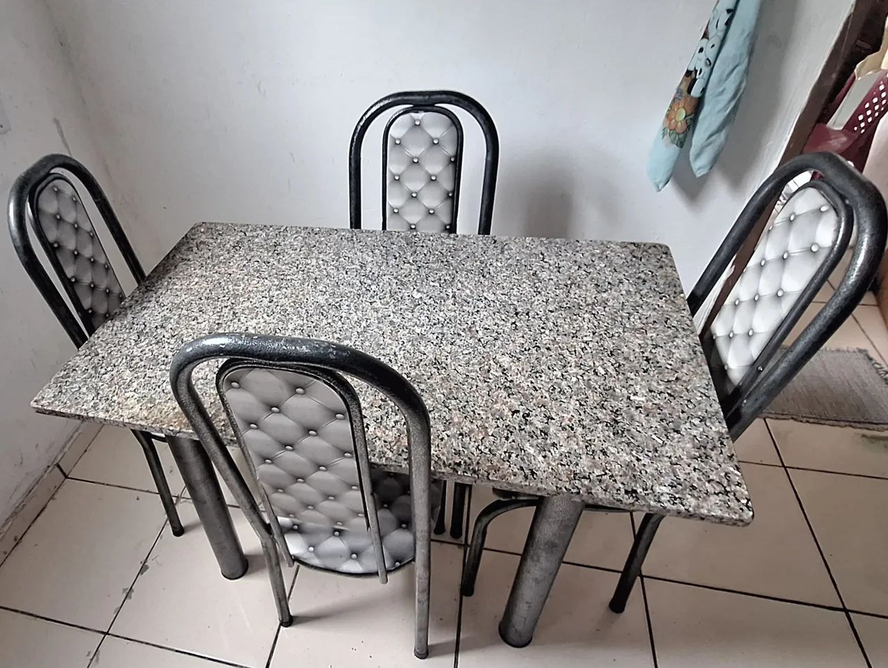 Mesa com 4 cadeiras
