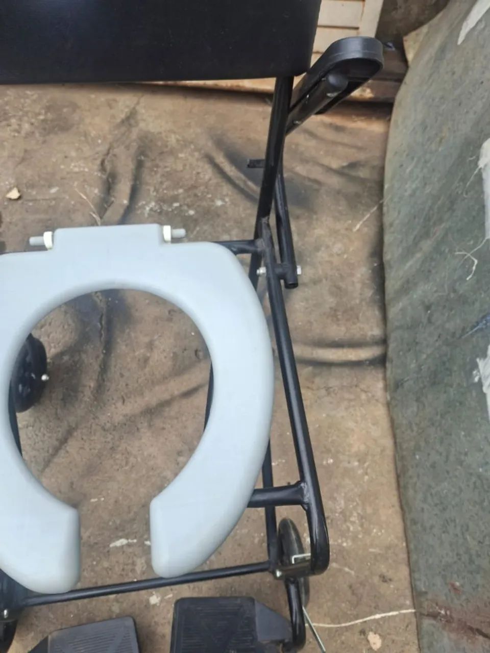 Otima cadeira Rodas BANHO com pedais sem defeito.  - Foto 3