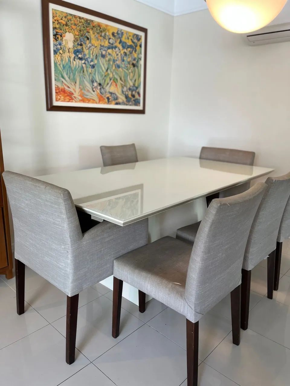 Vende-se mesa com tampão de vidro 
