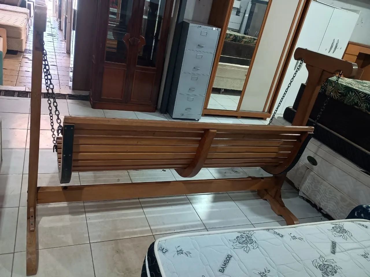 Banco de balanço de madeira  - Foto 3