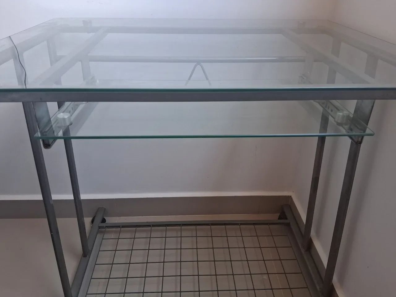 Mesa de estudo e trabalho de vidro com rodinhas - Foto 2