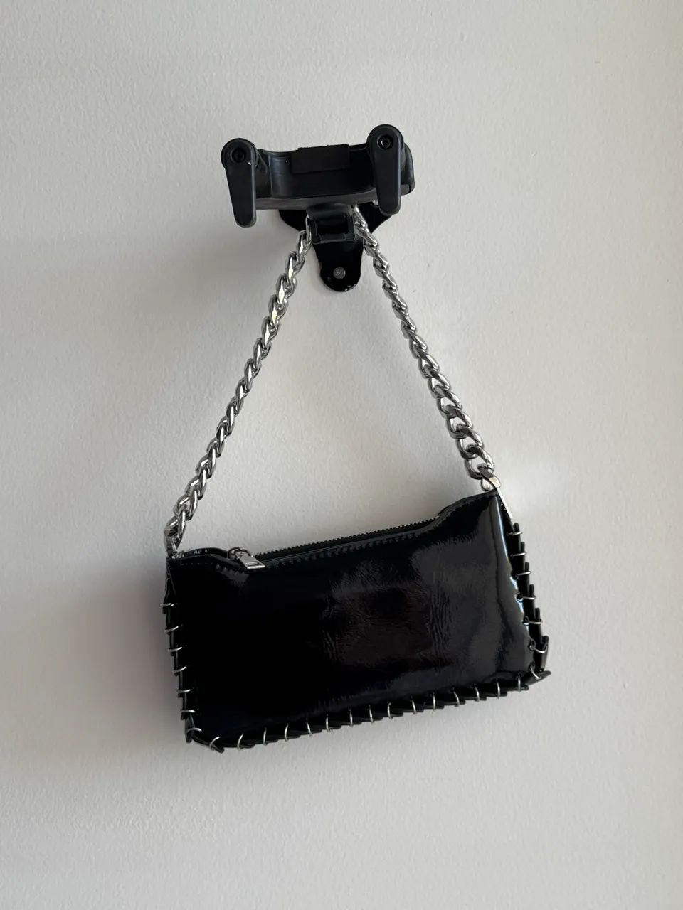 Bolsa Preta de Verniz com Alça de Corrente Prateada